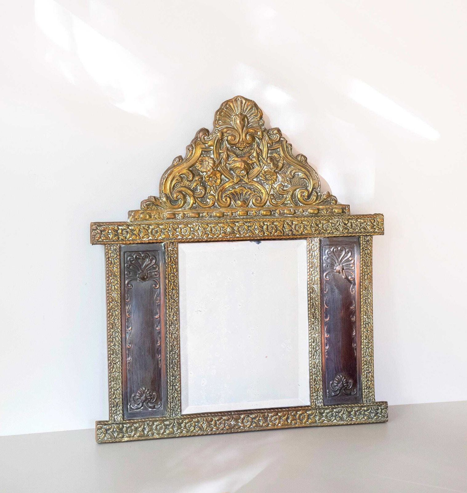Miroir mural d'époque néerlandais en laiton avec crochets, années 1900, miroir d'entrée repoussé, verre biseauté