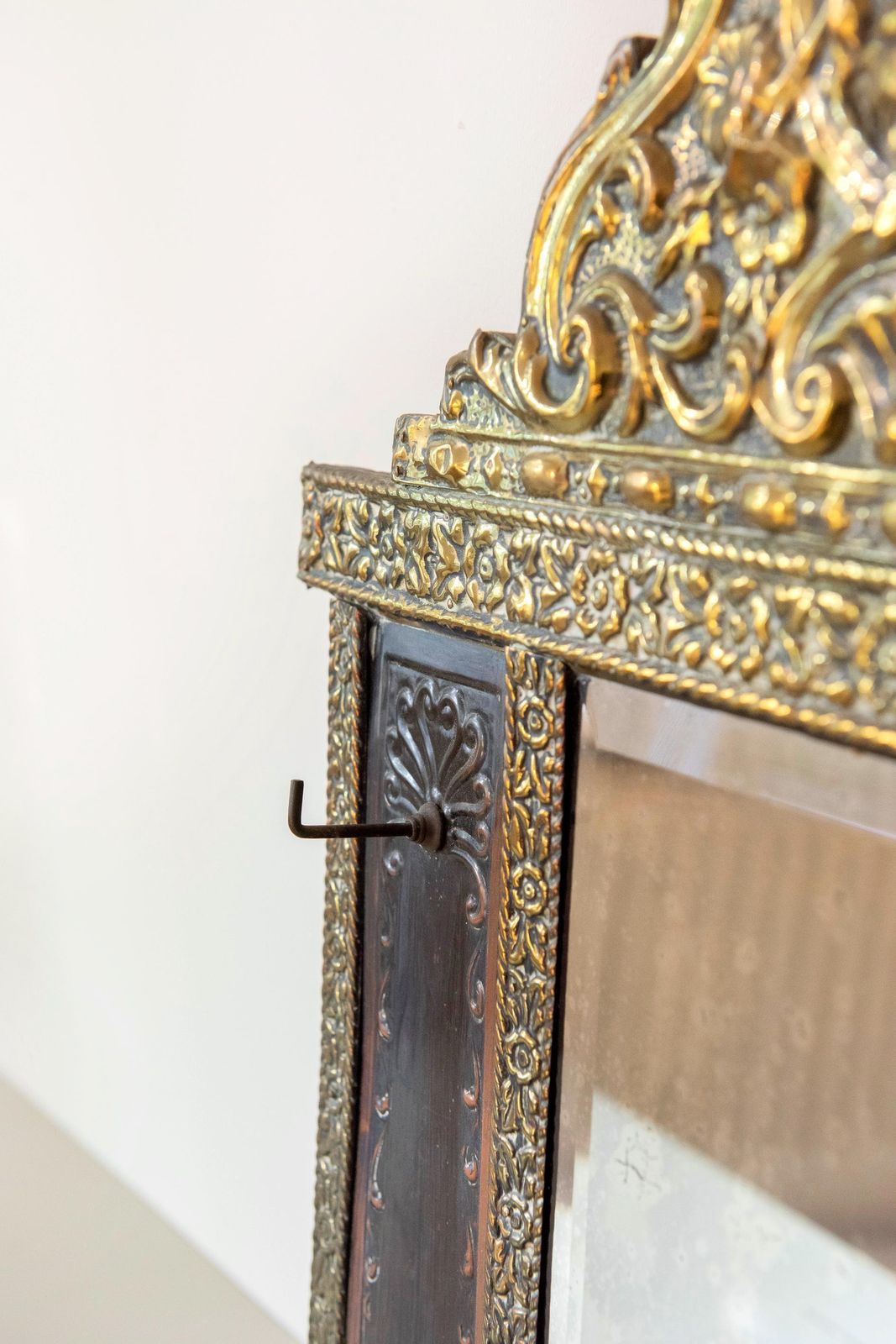 Miroir mural d'époque néerlandais en laiton avec crochets, années 1900, miroir d'entrée repoussé, verre biseauté photo for sale