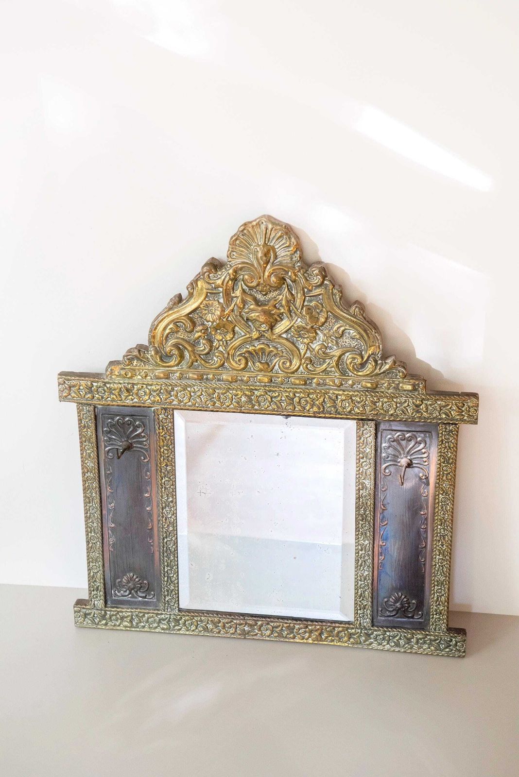 Miroir mural d'époque néerlandais en laiton avec crochets, années 1900, miroir d'entrée repoussé, verre biseauté photo Décoration