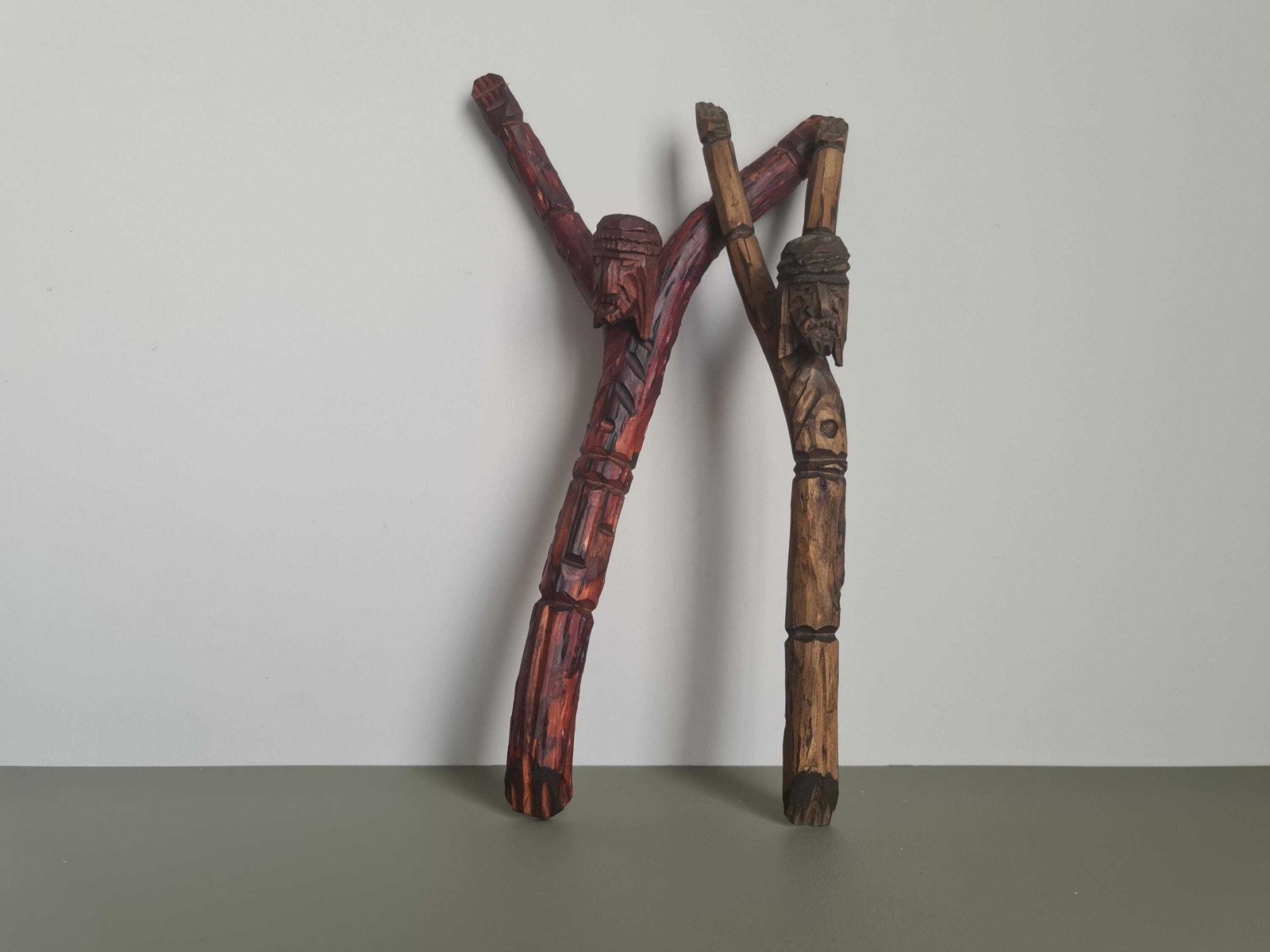 Frans vintage gesneden houten Christusbeeldje, wandsculptuur, primitieve religieuze volkskunst photo furniture