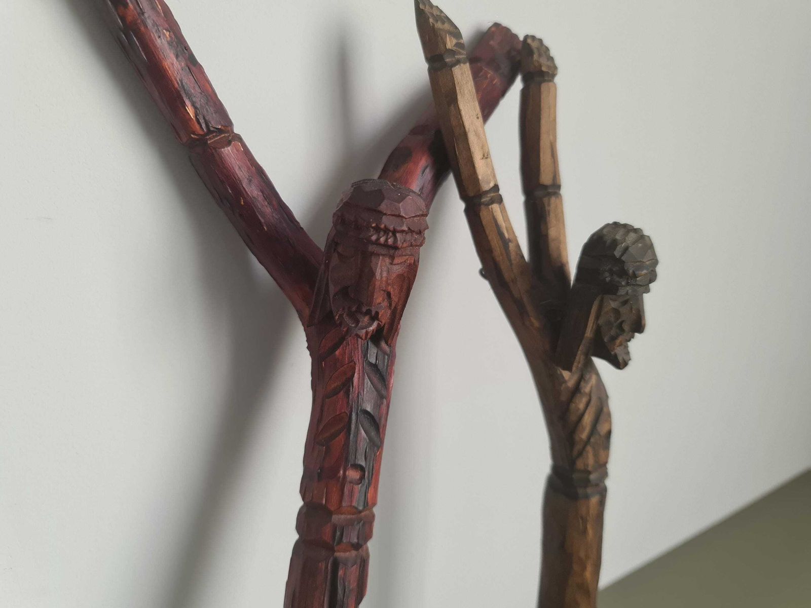 Sculpture murale vintage en bois sculpté, art populaire religieux primitif, France photo vinterior
