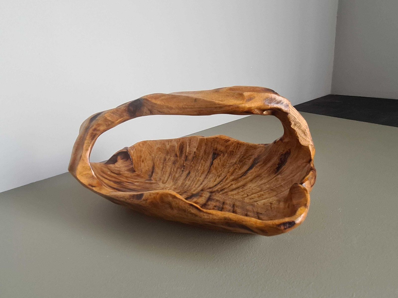 Frans vintage handgesneden houten mand, organisch brutalistisch middelpunt