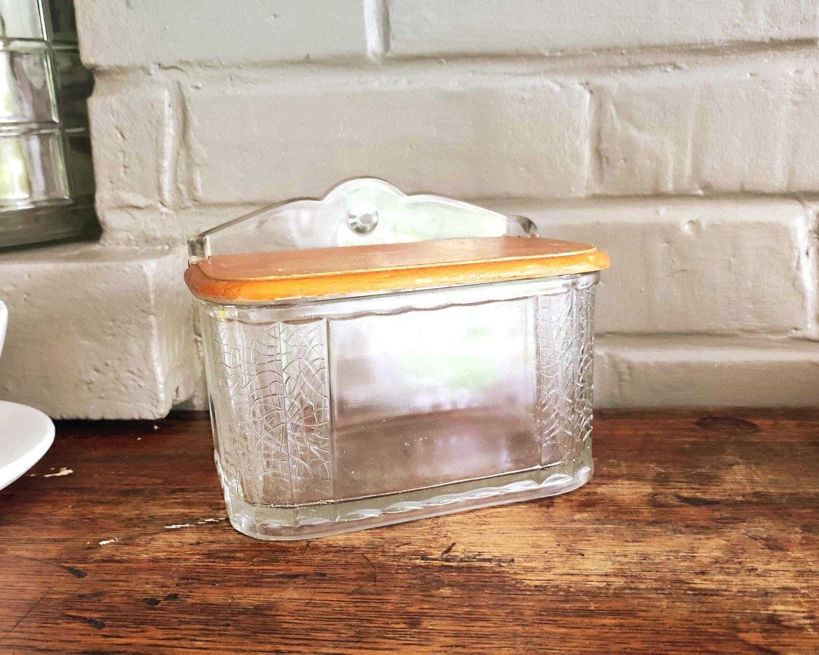 Franse Vintage Glazen Zoutdoos met Houten Deksel.