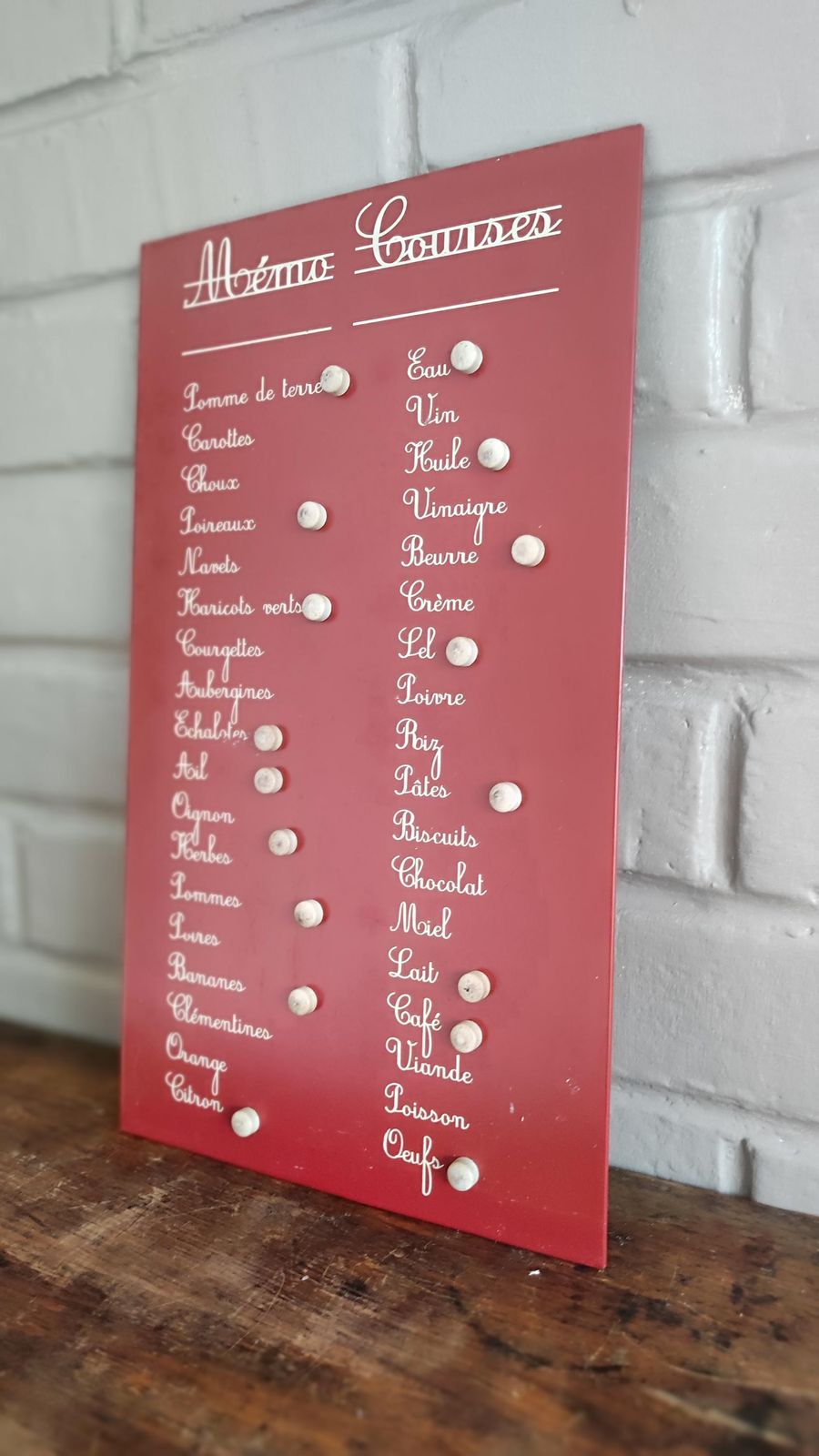 Vintage Frans metalen boodschappenlijstbord voor in de keuken met magneten. photo vinterior