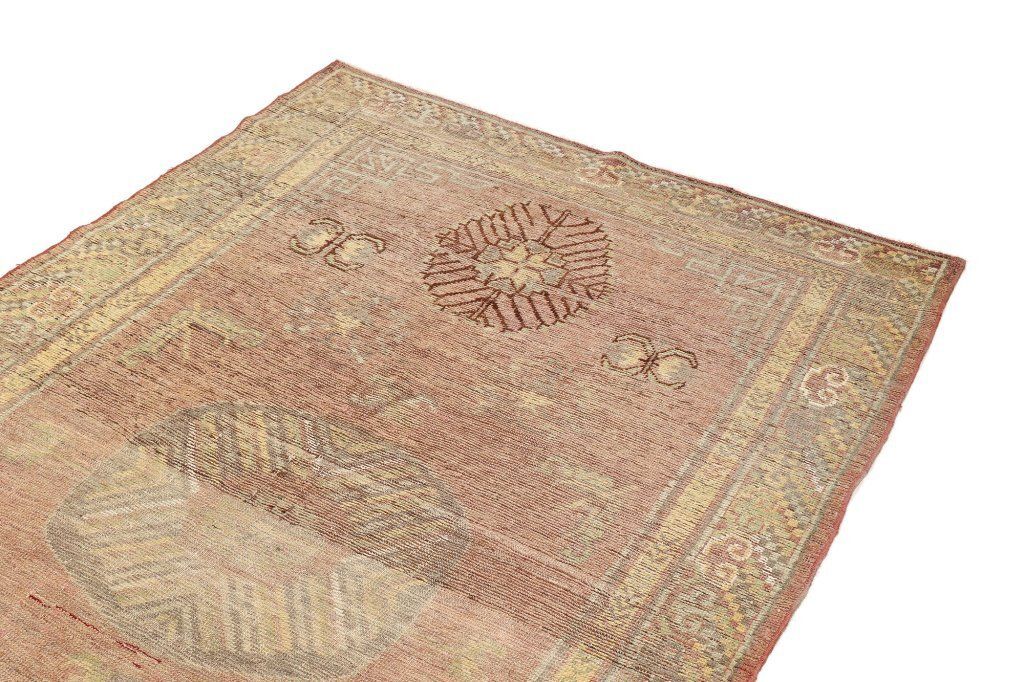 Antiek Khotan tapijt, roze, 239 × 135 cm, ca. 1900s photo Textiel