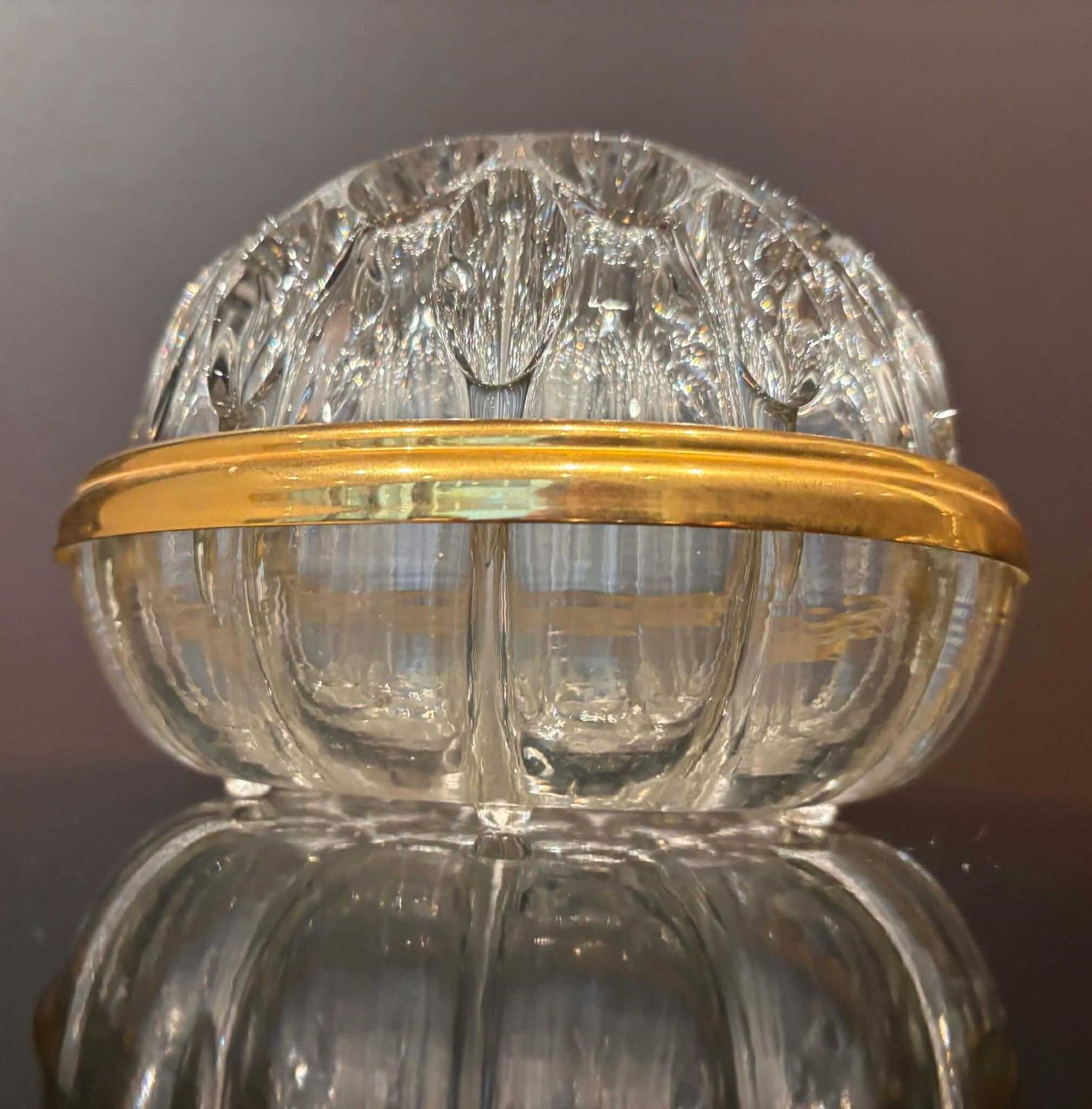 Elegante vintage Franse bloemenvaas, vervaardigd van zwaar gegoten glas met een decoratieve vergulde metalen rand. photo Woonaccessoires