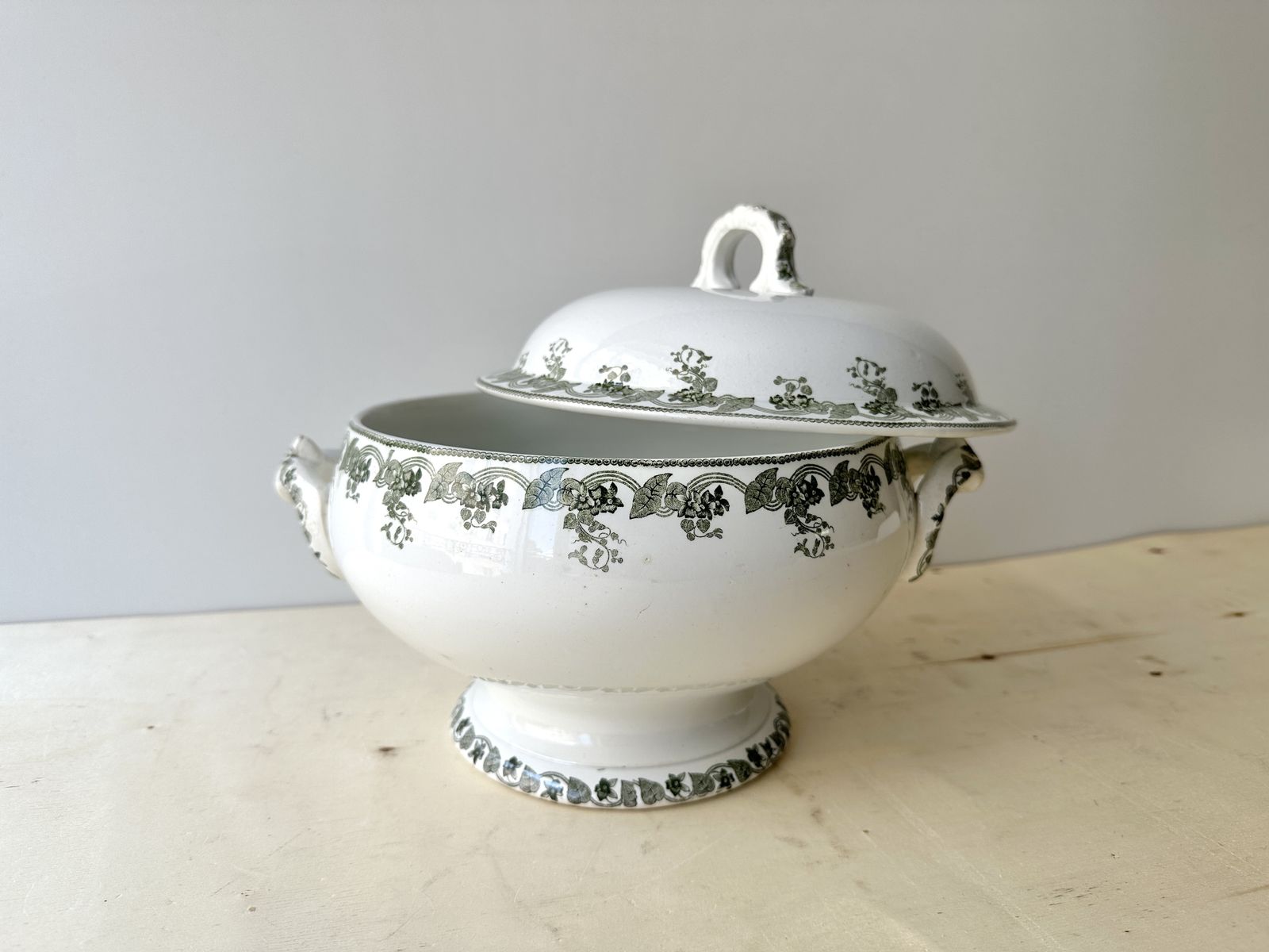 Woonaccessoires Antieke Franse Violetta Ijzeraarden Soepterrine van Moulin Des Loups, Bloemen Ijzeraarden Tafelgoed, ca. 1900 photo