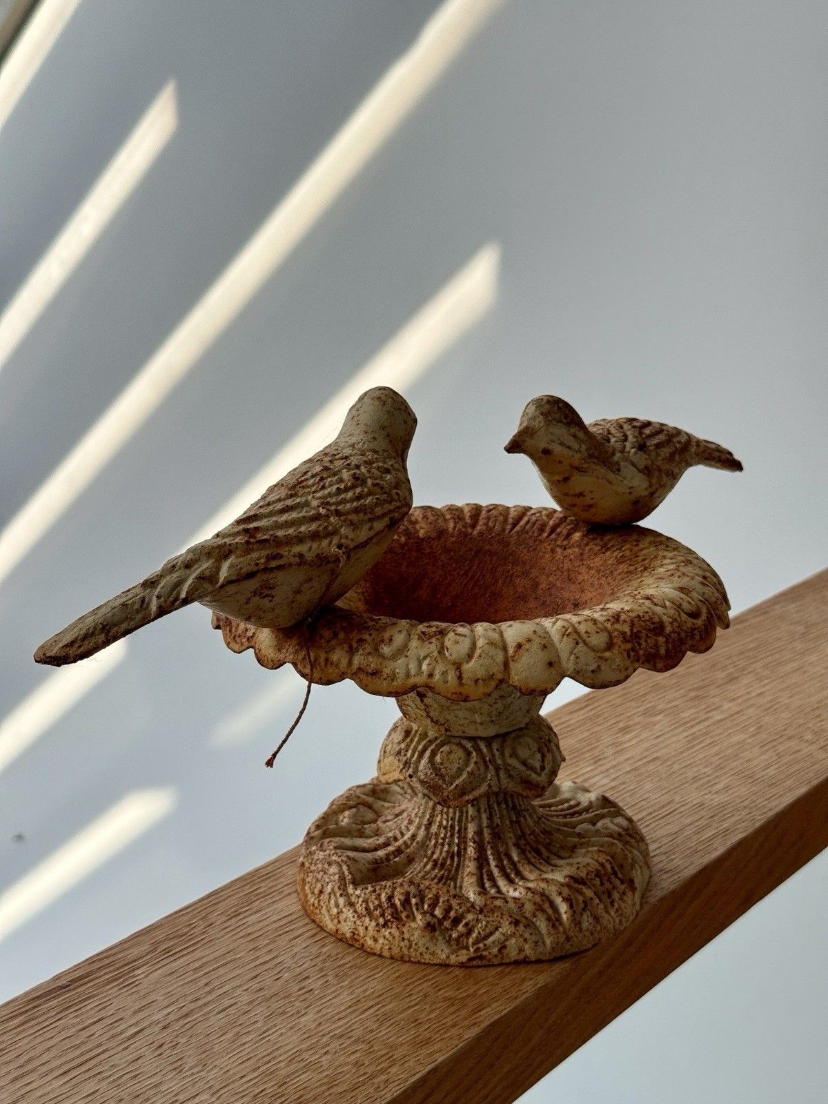 photo vintage Vintage Heavy Cast Iron Bird Bath / Feeder, Aged Patina
