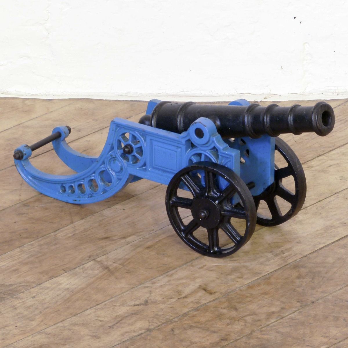 photo furniture Pair Of Iron Cannons