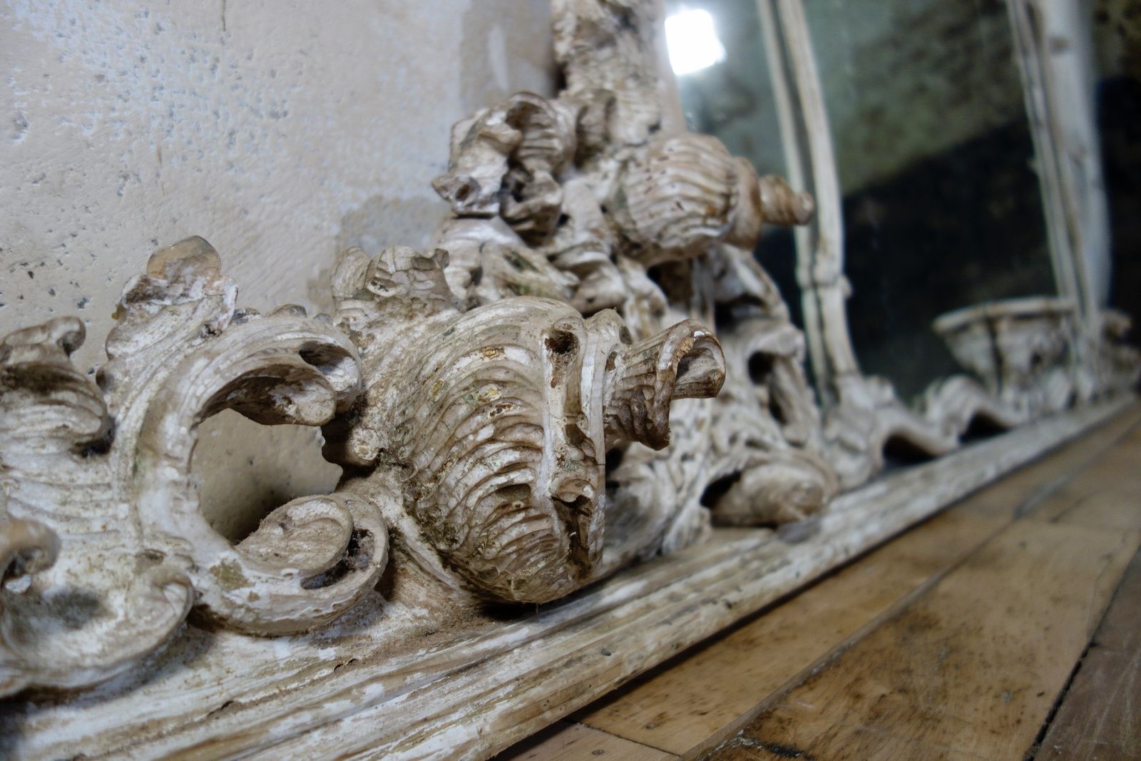 photo vinterior 19th Century French Painted Rococo Wall Mirror