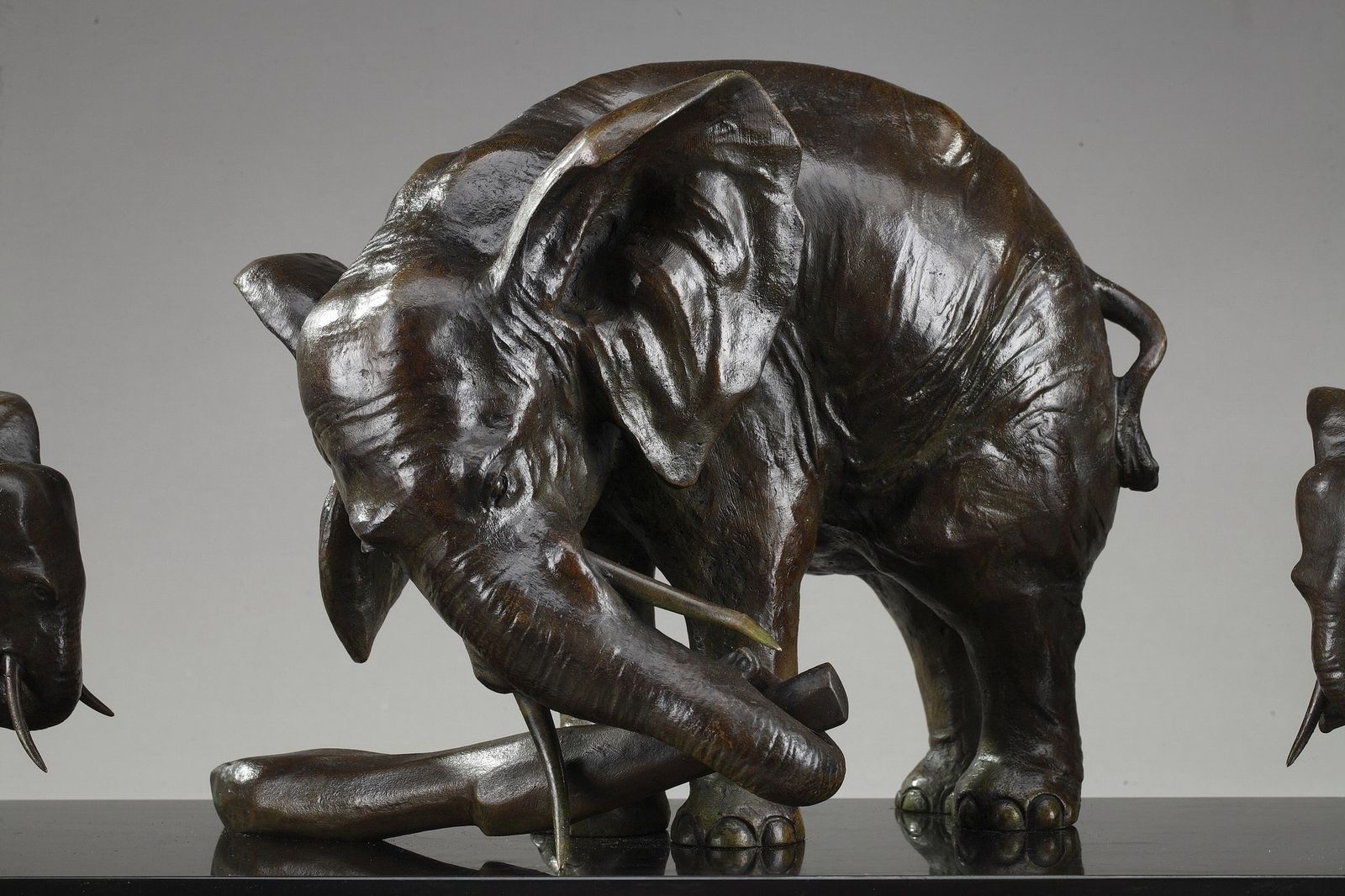 Statue en bronze « Elephant With Its Two Baby Elephants », par Ulisse Caputo (1872-1948) photo for sale