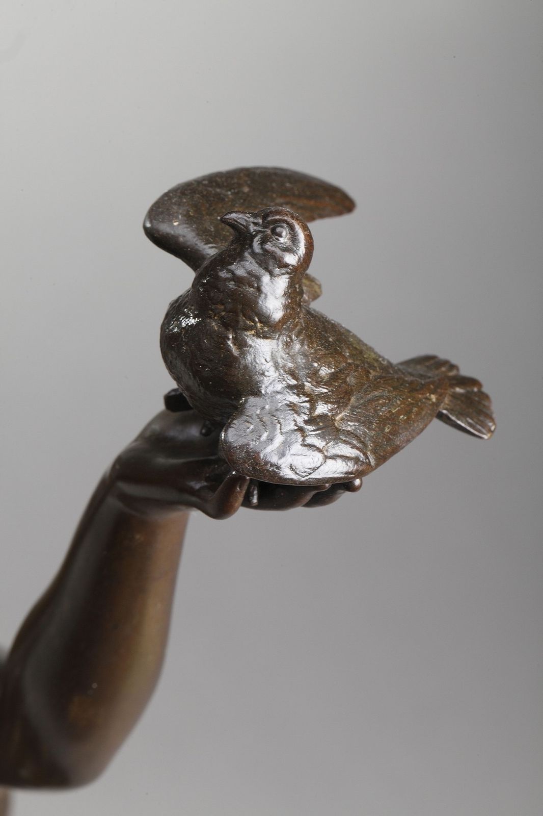 Sculpture en bronze « Woman With Doves », par Charles Alphonse Gumery photo vinterior