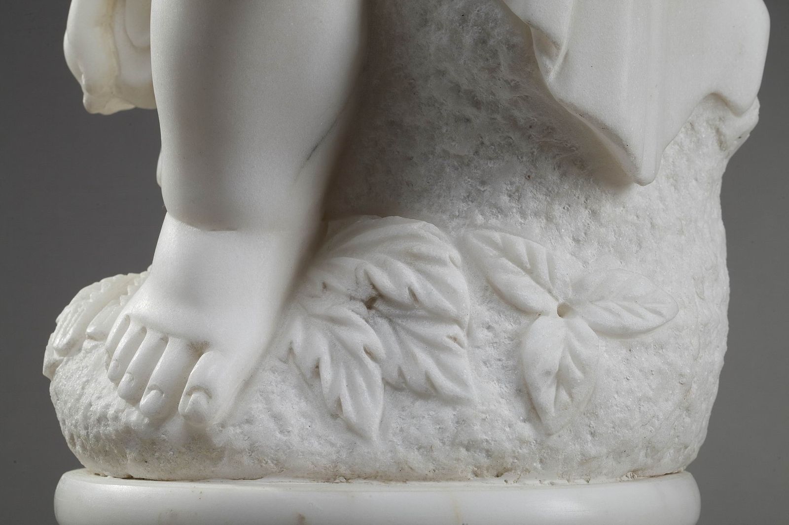 Figure en marbre du XXe siècle « Putto aux épis de blé » photo for sale