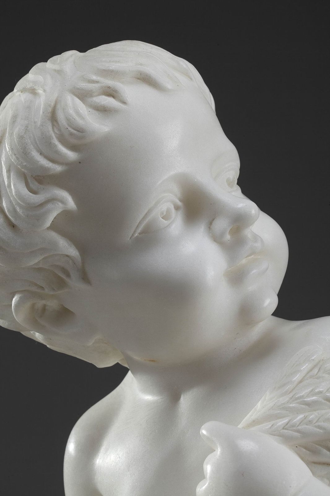 Figure en marbre du XXe siècle « Putto aux épis de blé » photo vinterior