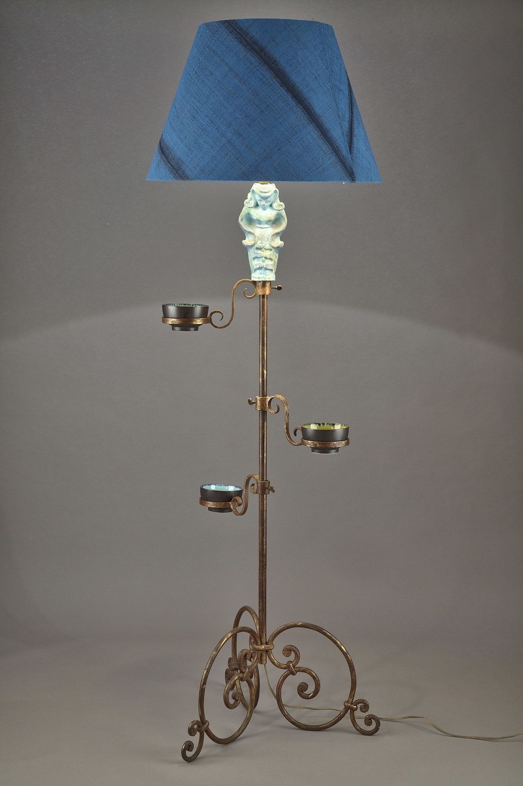 Pied de lampe tripode à figure en céramique bleue photo furniture