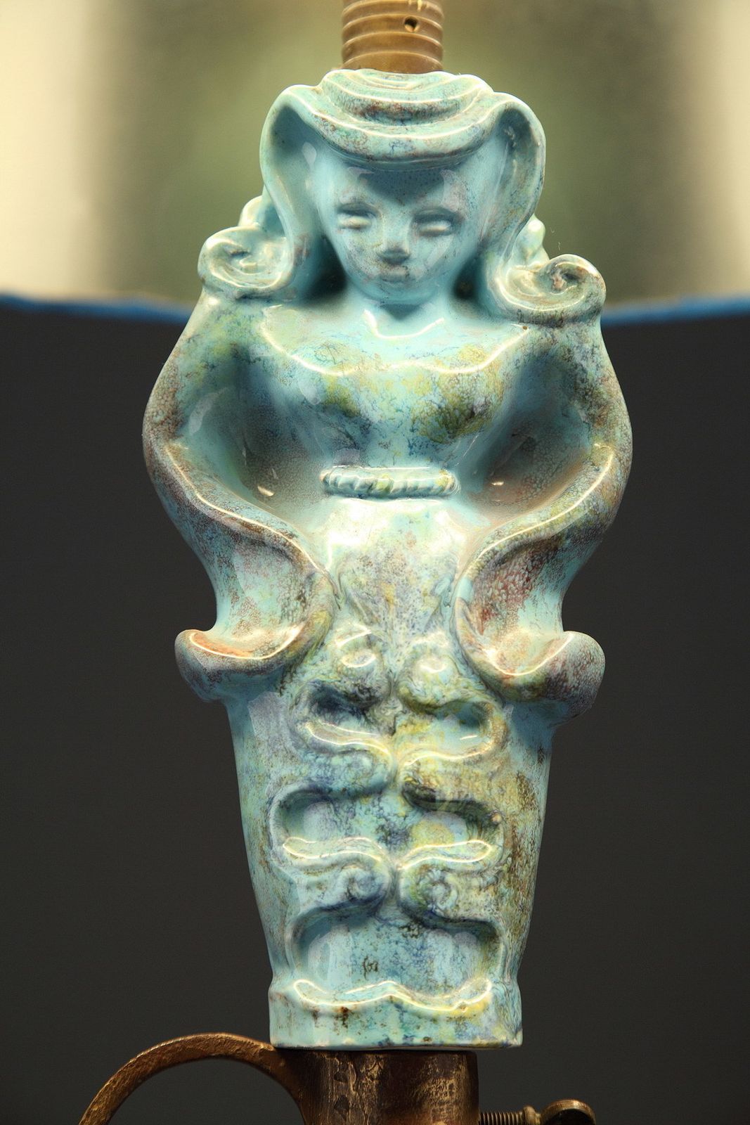 Pied de lampe tripode à figure en céramique bleue photo vinterior