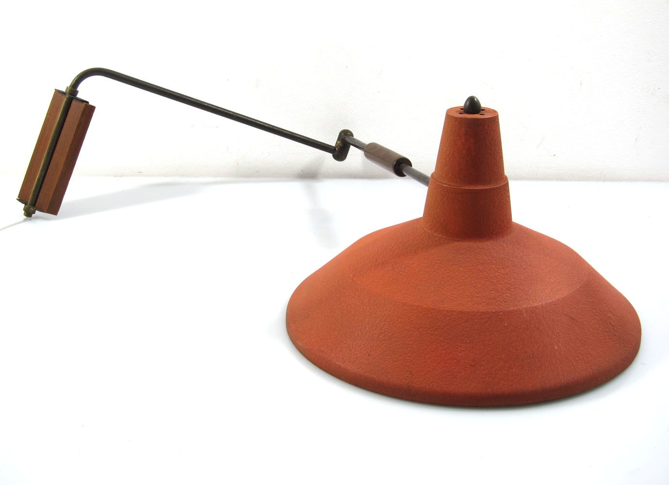Rode Vintage Wandlamp Uit De Jaren Vijftig Met Draaibare Arm photo Verlichting