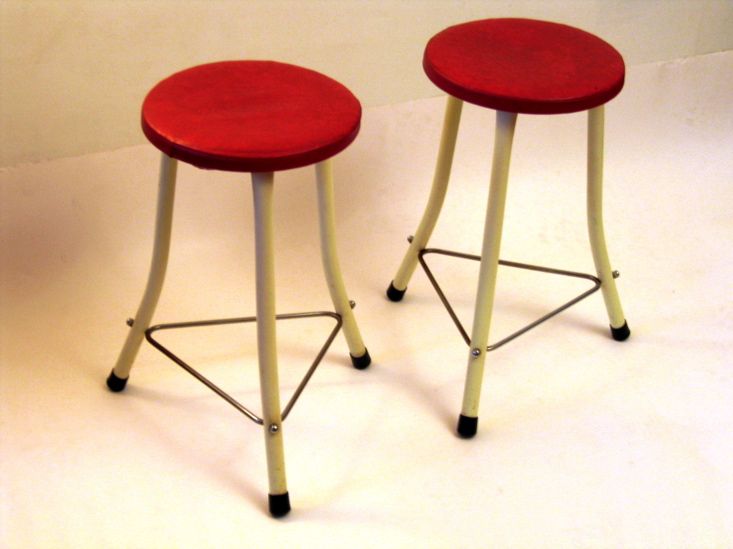 Twee Rode En Witte Krukken Van Brabantia
