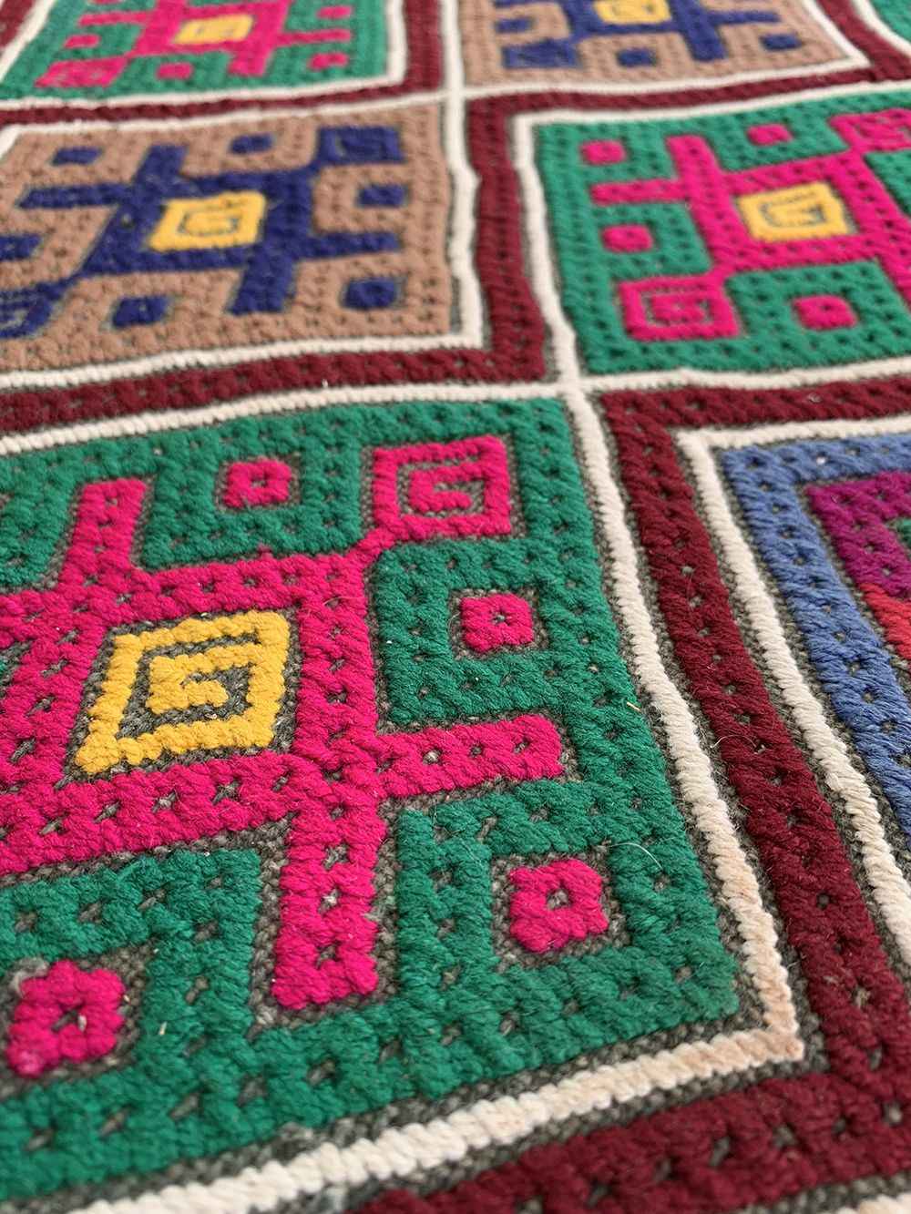 Klein Cicim-tapijt. Handgeknoopt antiek Anatolisch tapijt. 85×55 cm. Dun kilimtapijt. Wollen tapijt van natuurlijke wol. Klein decoratief tapijt. Vloerkleedje. photo vinterior