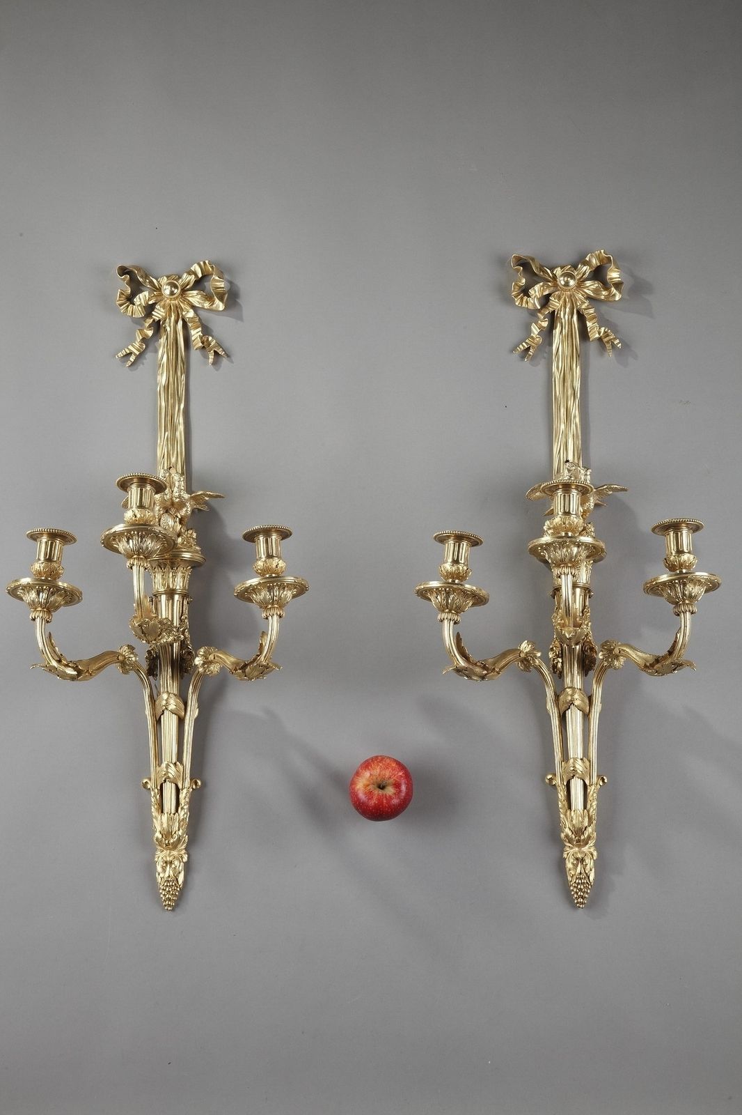 Grandes appliques murales de style Louis XVI