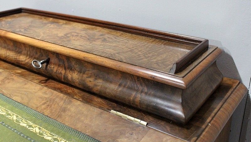 Small Davenport Walnut Desk, England, Victorian Period   19th Century photo vinterior