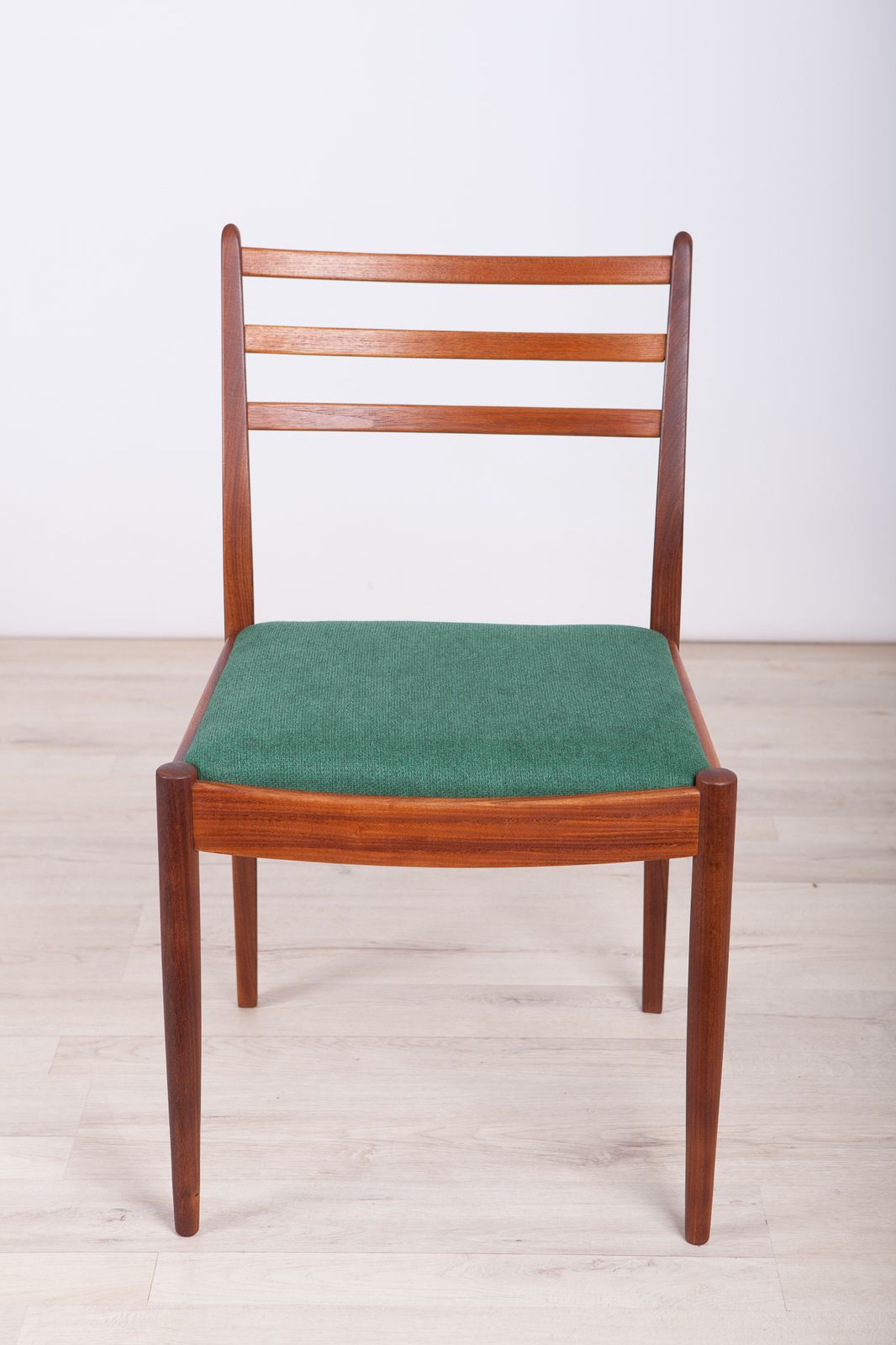photo vinterior Vintage Teak Dining Chairs By Victor Wilkins For G Plan, 1960s, Set Of 4