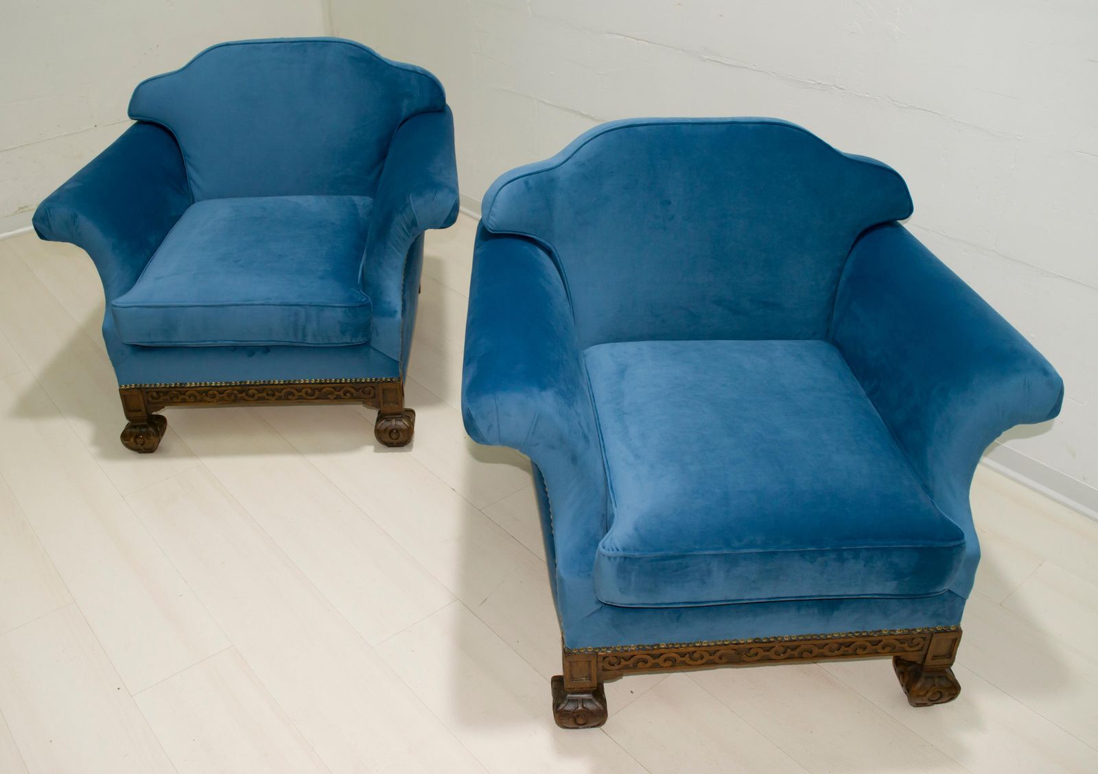 photo furniture Pair Of 19th Century Neo Renaissance Oak And Blue Velvet Italian Armchairs