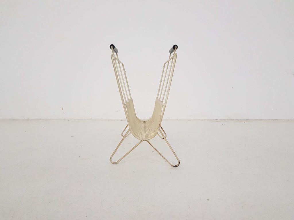 Mid Century Metalen Tijdschriftenrek In Wit photo for sale