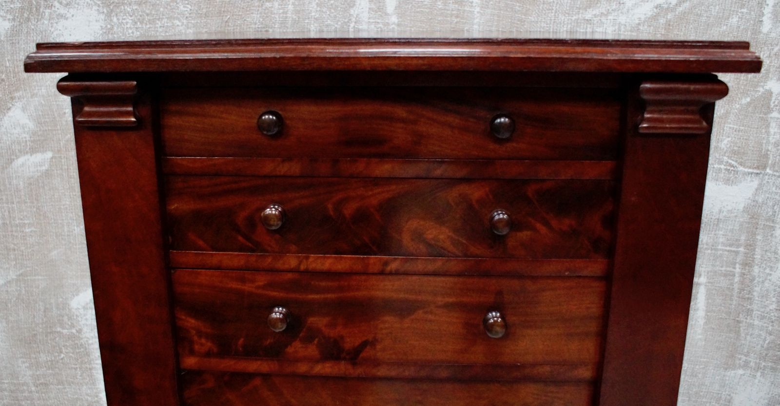 photo vinterior Victorian Flame Mahogany Wellington Chest