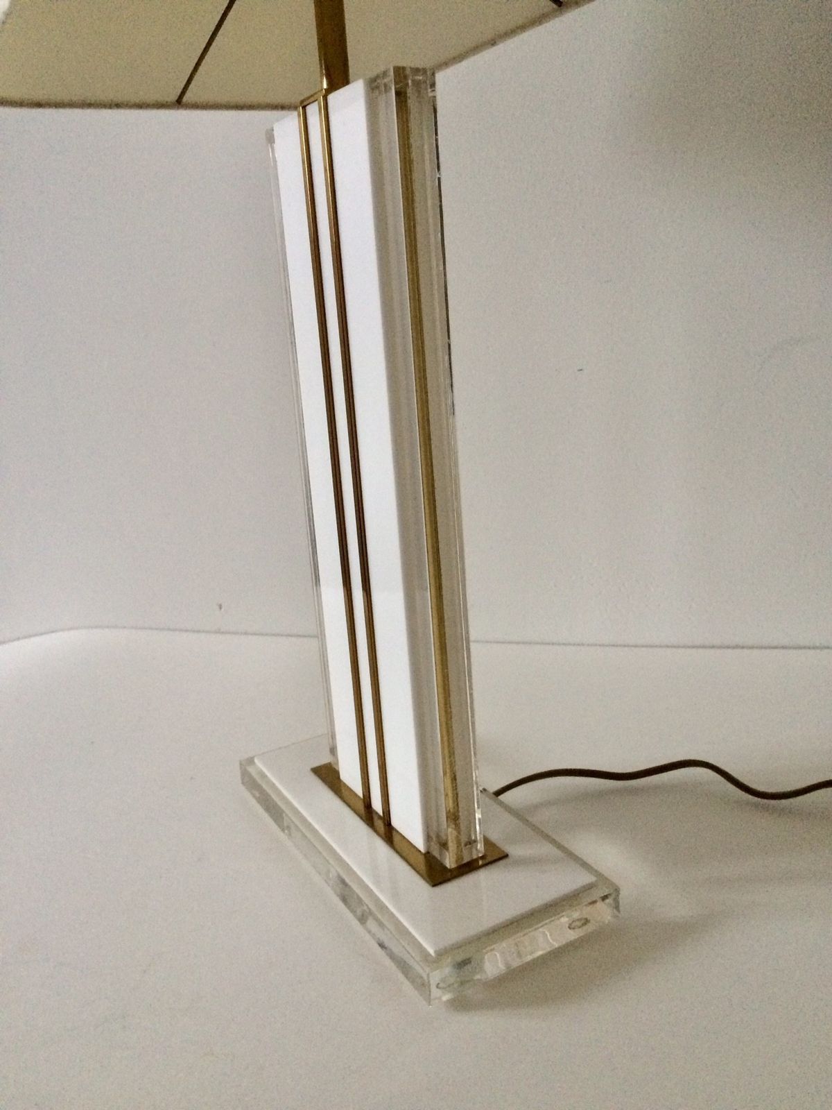 312.48 Mid Century Modern Design Lucite & Brass Tafellamp, Jaren 1970 photo