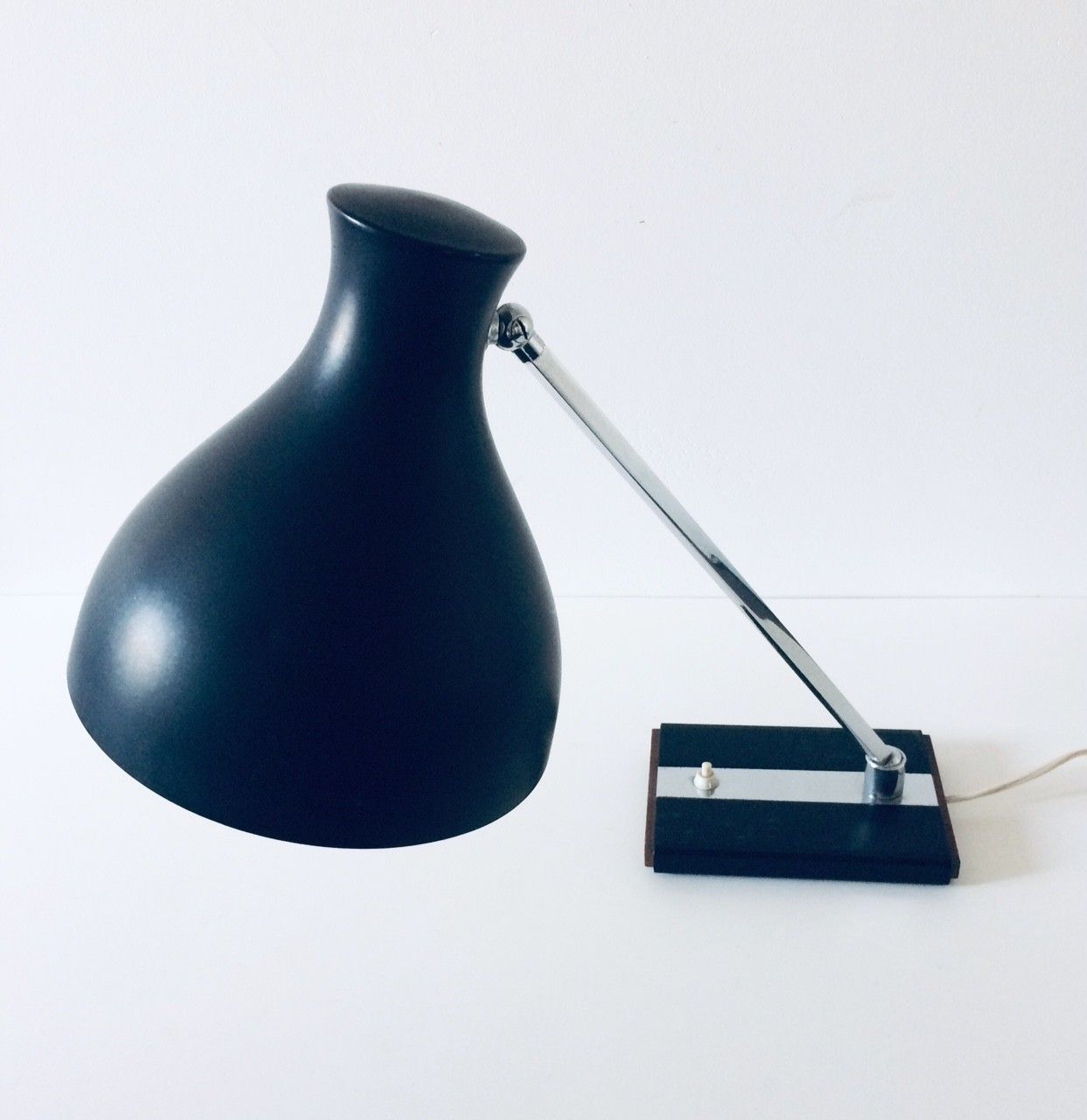 photo for sale Design Bureaulamp Van Metaal, Chroom En Teak – Ca. Jaren 1960