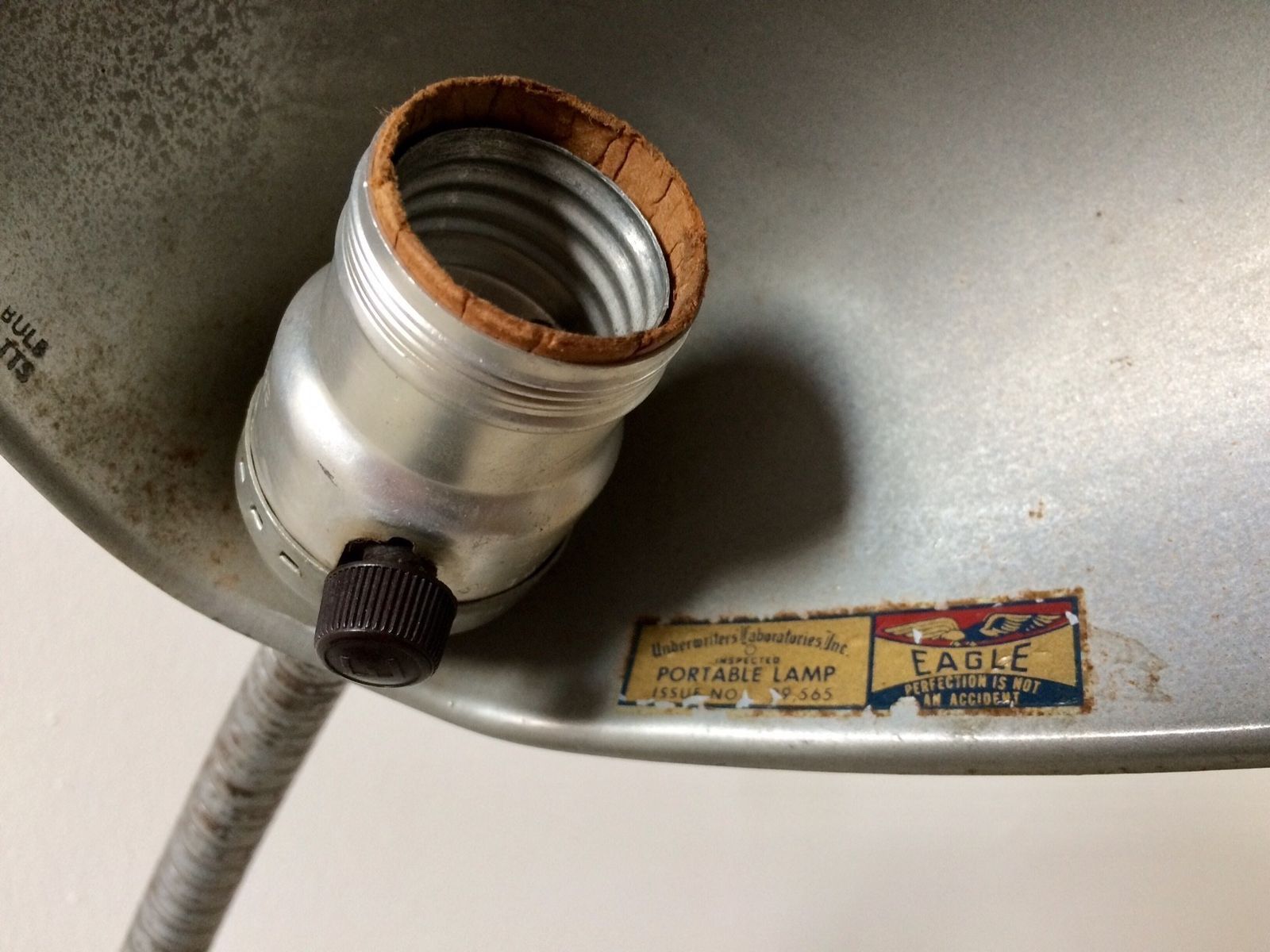 Eagle USA Design – Industriële Verstelbare Metalen Bureaulamp, Ca. Jaren 1940 photo for sale