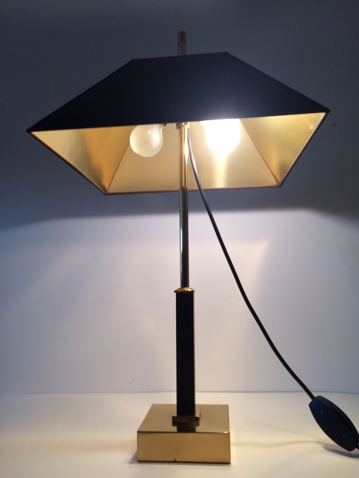 photo furniture Hollywood Regency Jaren 1980 Deknudt Design Vierkante Messing Tafellamp Voor Maison Jansen