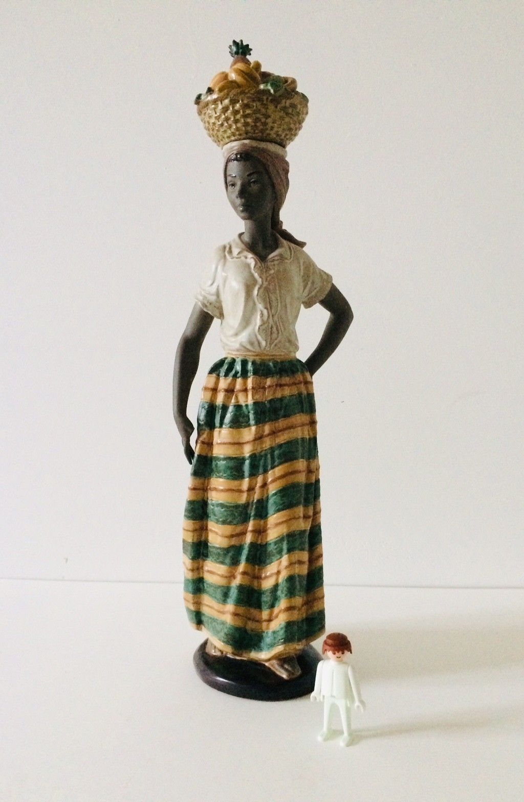 Llardo Nao Antillana N° 406 Lady With Fruit Large Statue, Spain 1984 photo for sale