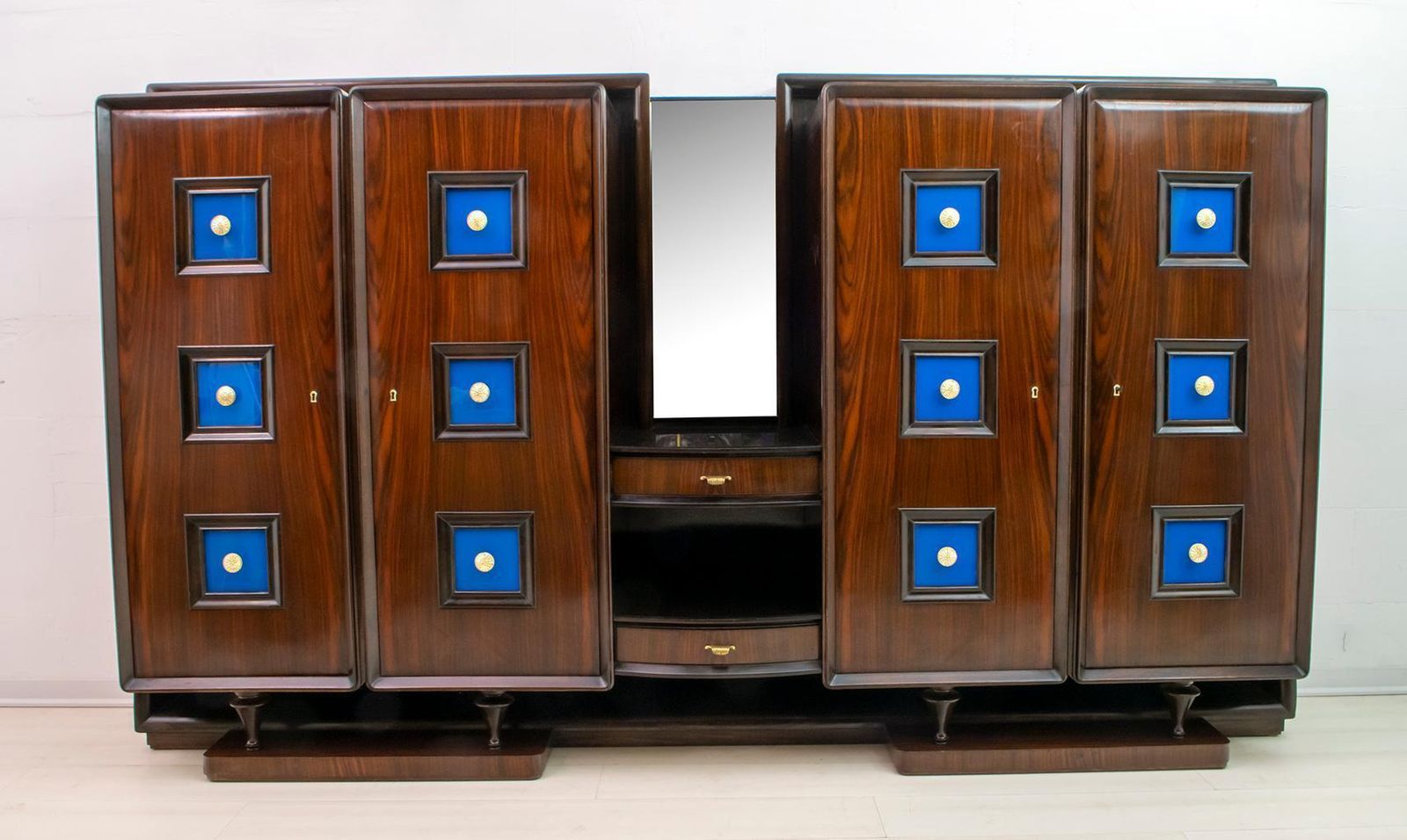 Guglielmo Ulrich Rare Mid Century Modern Italian Walnut Bar Cabinet, 1940s
