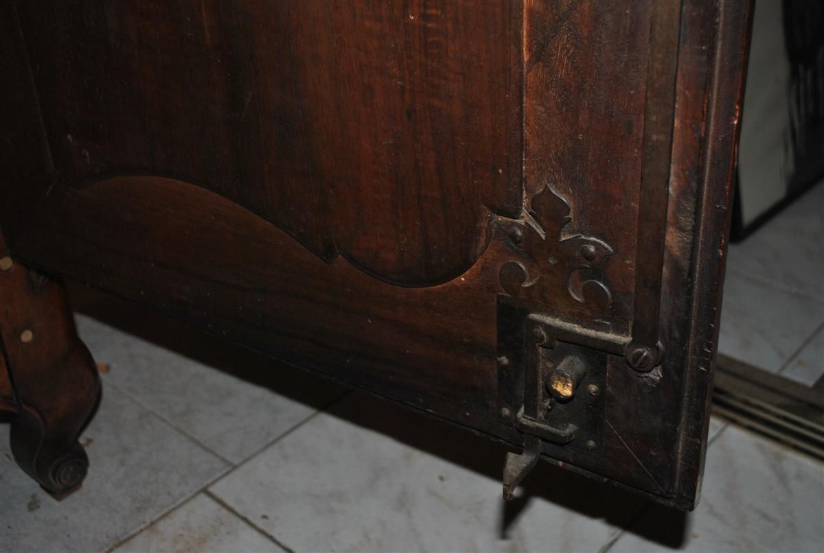 photo vinterior 18th Century Walnut Castle Wardrobe