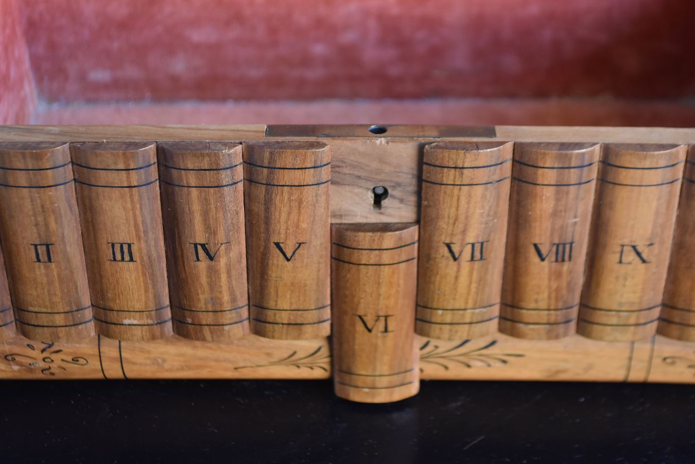 Small Wooden Box Inlaid And Pyrographed Souvenir Of Sorento photo vinterior