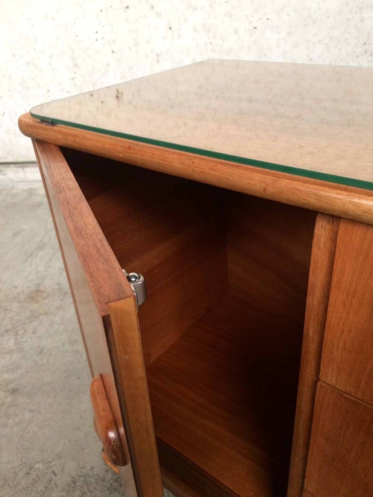 photo vintage Midcentury Modern Design Maple Sideboard W Glass Top 1950s