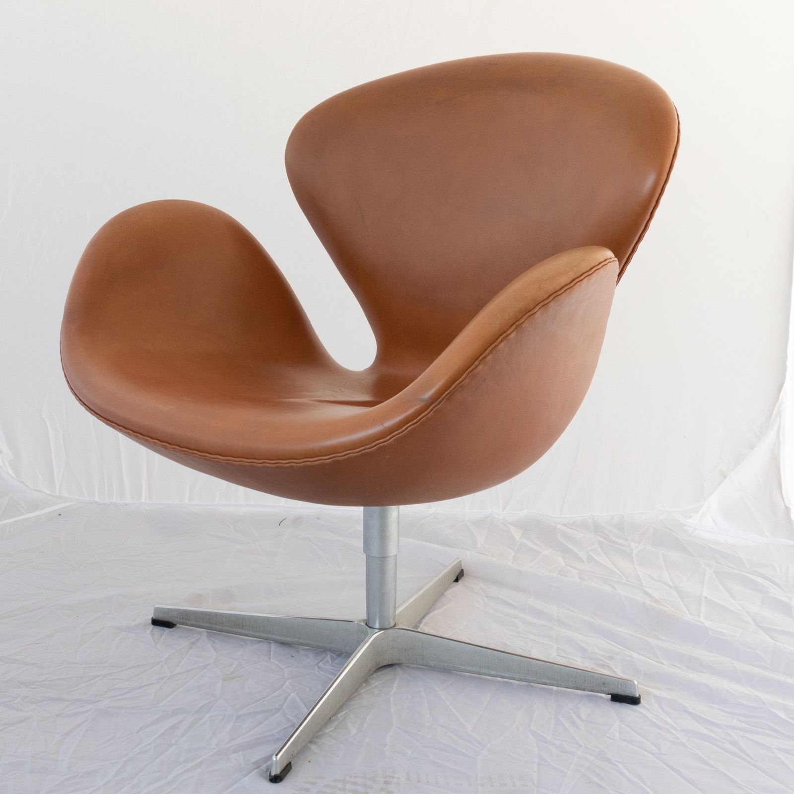 photo buy Republic Of Fritz Hansen Swan Chairs In Leather (Sef Of 4)