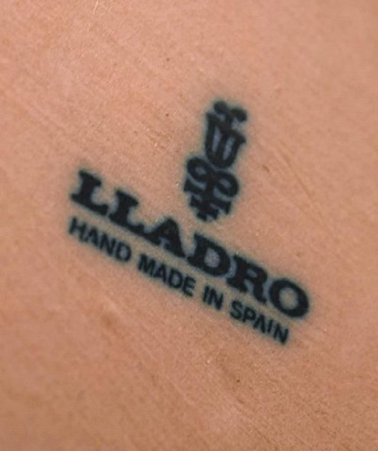 Lladro, Spain, Large Figure In Glazed Ceramics, Woman Carrying Water photo vinterior