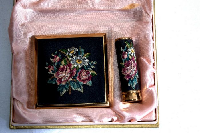 French Pretty Woman Taperstry Set Powder Compact / Lipstick