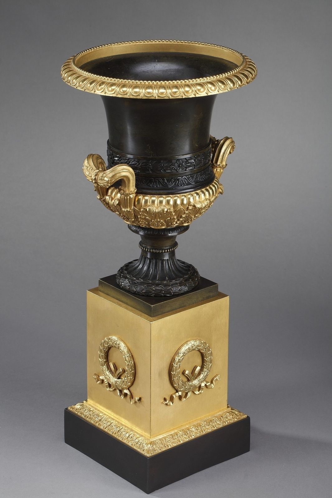 5683.0 Pair Of Large Restauration Medici Vases photo