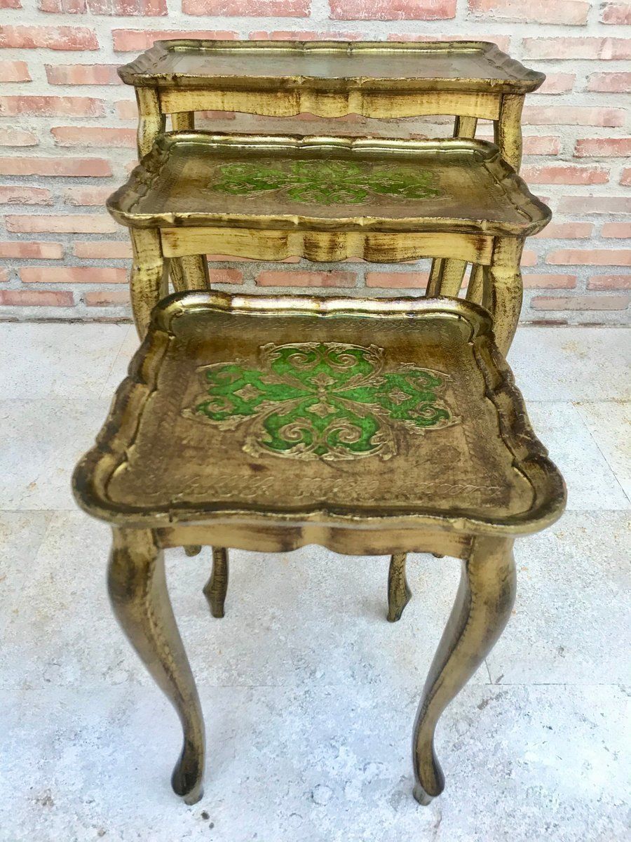 photo furniture Antiek Verguld En Gesneden Bijzettafeltjes Met Cabriolepoten, Set Van 3
