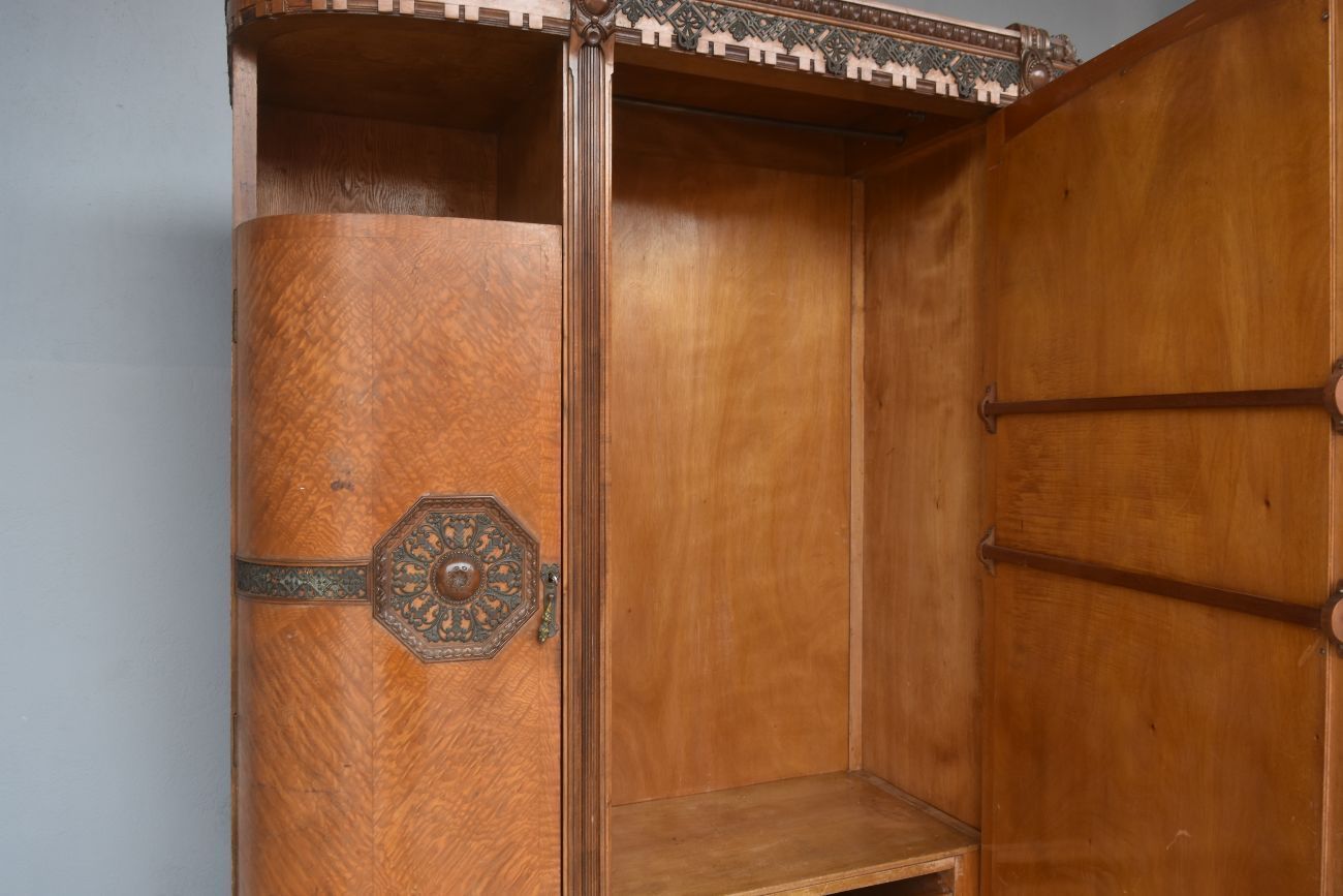 photo vinterior 1900 Art Nouveau Mahogany Mirrored Cabinet With Maple Burl