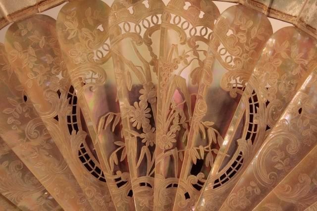Mother Of Pearl And Painted Silk Fan, Xi Xth Century photo vinterior