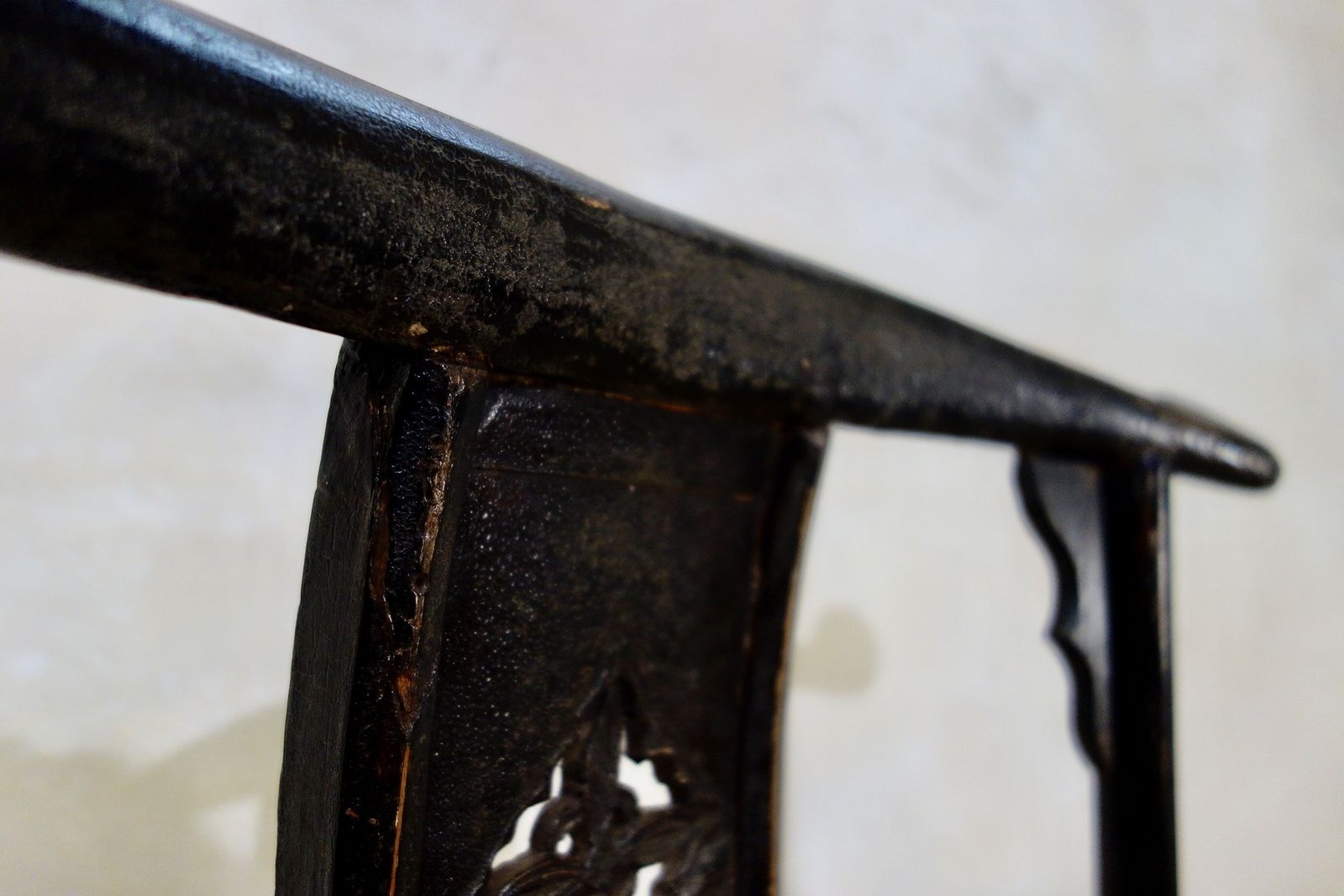 photo vinterior 19th Century Elm Chinese Officials Hat Yoke Back Chair