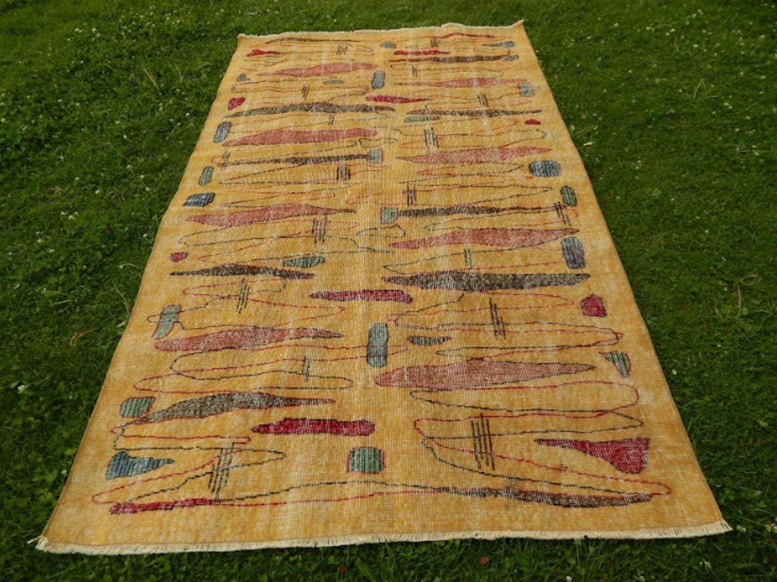Vintage Zeki Müren Rug With A Modern Design   Turkish Art Deco Rug 5′ × 8′2″ photo furniture