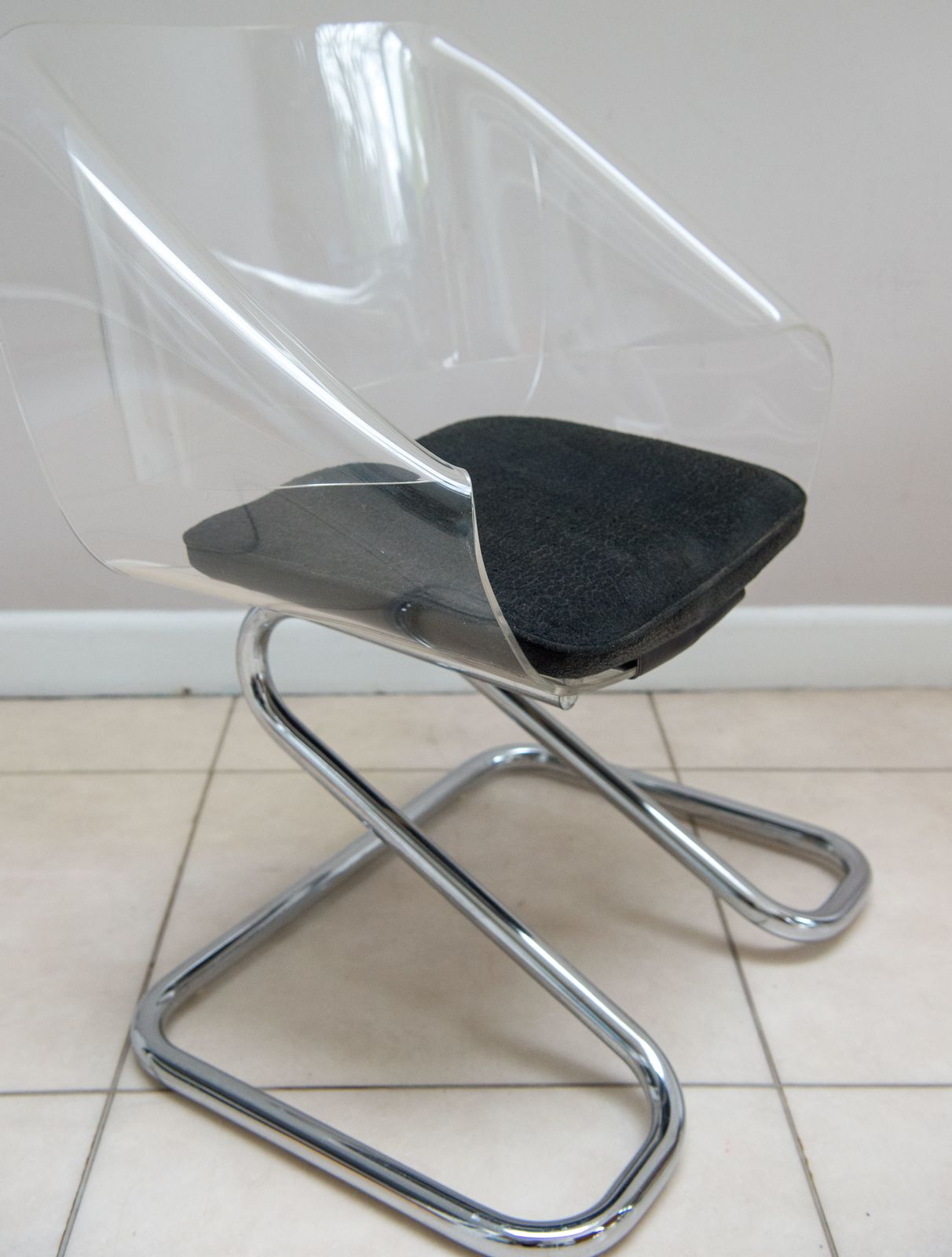 Rare Kids Size Guzzini Armchair In Metal And Acrylic By Harvey Guzzini From 1968. Legs In Chromed Metal. Shell In Acrylic. photo vinterior
