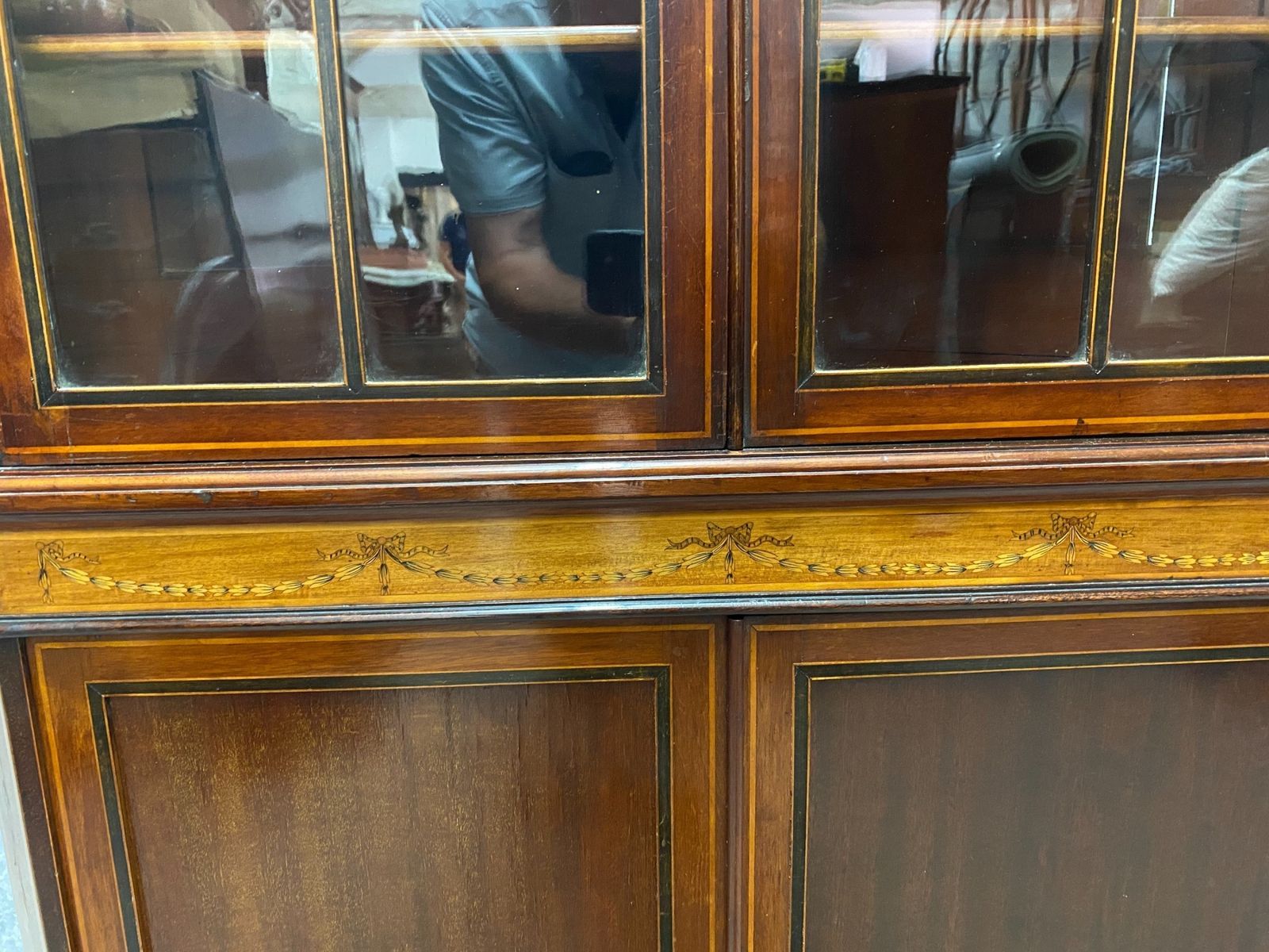 photo furniture Sheraton Revival Mahogany & Satinwood Inlaid Corner Cabinet