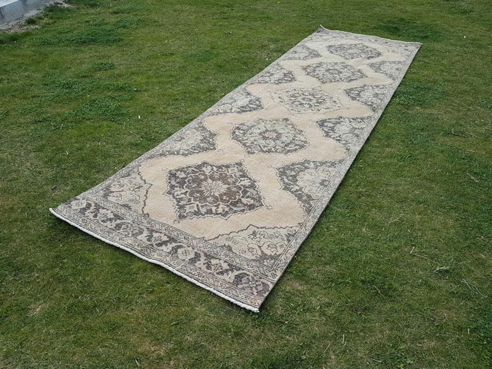 Hedendaags handgeknoopt Turks Oushak-loper met modern tribaal motief in lichte kleuren, extra lange en brede gangloper 3'11'' x 12'12''